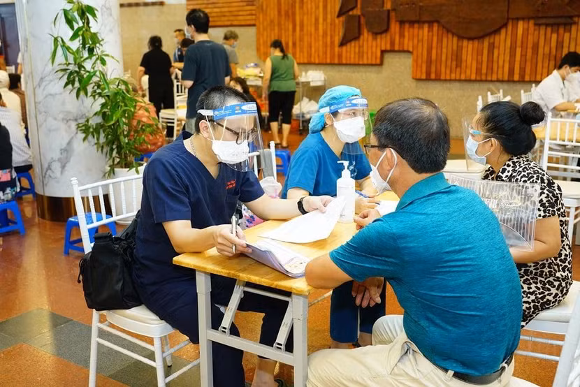 Nhân viên y tế Bệnh viện Bạch Mai tăng cường, hỗ trợ Hà Nội tiêm vaccine cho người dân