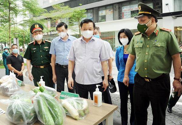 Bí thư Thành uỷ Hà Nội Đinh Tiến Dũng kiểm tra công tác phòng chống Covid-19 trên địa bàn Bí thư Thành uỷ Hà Nội Đinh Tiến Dũng kiểm tra công tác phòng chống Covid-19 trên địa bàn