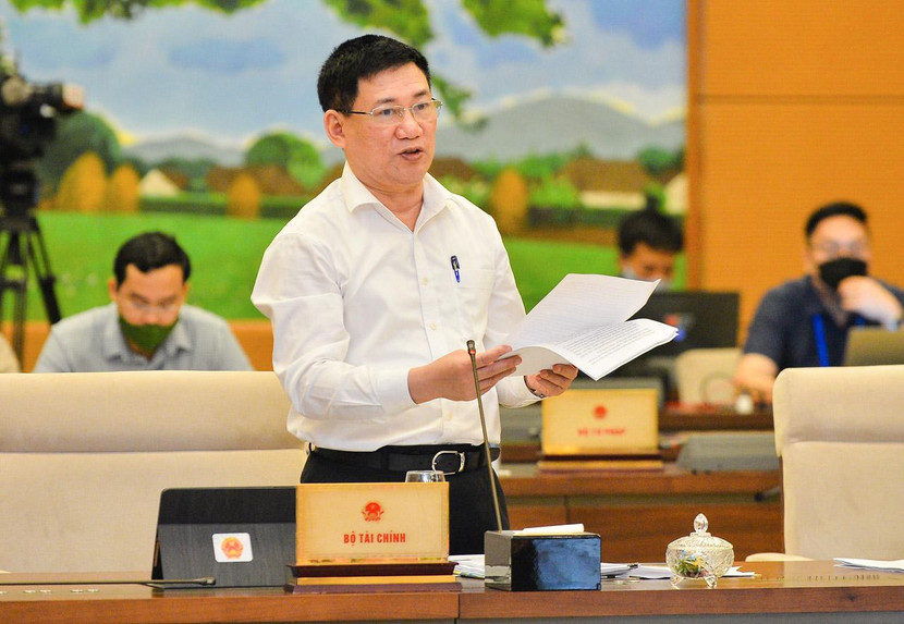 Bộ trưởng Bộ Tài chính Hồ Đức Phớc trình bày dự thảo luật tại phiên họp Bộ trưởng Bộ Tài chính Hồ Đức Phớc trình bày dự thảo luật tại phiên họp