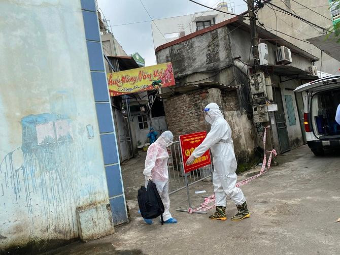 Nhân viên y tế đưa các F1 ở phường Kiến Hưng - Hà Đông đi cách ly tập trung Nhân viên y tế đưa các F1 ở phường Kiến Hưng - Hà Đông đi cách ly tập trung