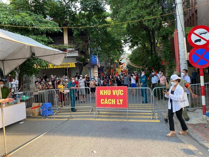 Người dân ở ngõ 24 Kim Đồng phường Giáp Bát (Hoàng Mai) được dỡ bỏ phong toả chiều 11-9 Người dân ở ngõ 24 Kim Đồng phường Giáp Bát (Hoàng Mai) được dỡ bỏ phong toả chiều 11-9