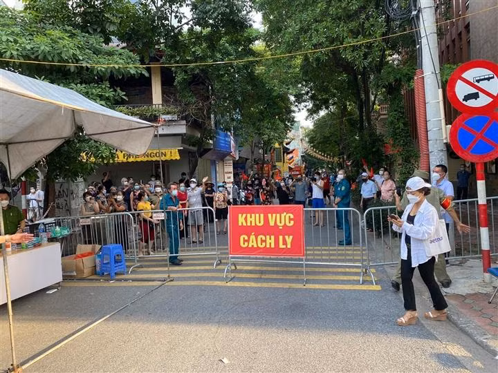 Người dân ở ngõ 24 Kim Đồng phường Giáp Bát (Hoàng Mai) được dỡ bỏ phong toả chiều 11-9