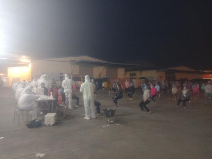 Lấy mẫu xét nghiệm Covid-19 xuyên đêm cho toàn bộ người dân ở TP Phủ Lý, tỉnh Hà Nam