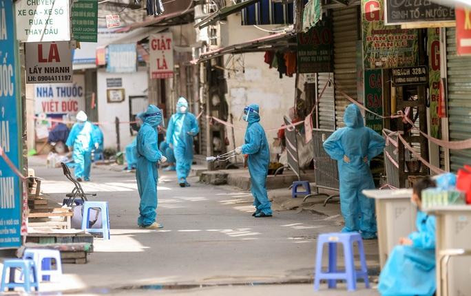 Lực lượng y tế làm việc trong ngõ 328 Nguyễn Trãi - ổ dịch lớn nhất tại Hà Nội hiện nay Lực lượng y tế làm việc trong ngõ 328 Nguyễn Trãi - ổ dịch lớn nhất tại Hà Nội hiện nay