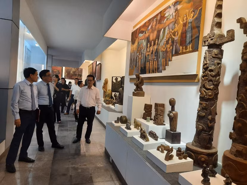 Các đại biểu tham quan bảo tàng của trường Đại học Mỹ thuật Công nghiệp