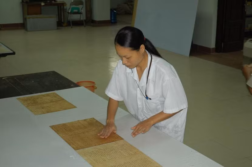 Viên chức Trung tâm thực hiện tu bổ tài liệu