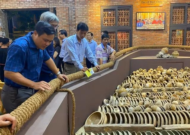 Cổ vật từ các con tàu đắm được trưng bày tại bảo tàng tỉnh Quảng Ngãi Cổ vật từ các con tàu đắm được trưng bày tại bảo tàng tỉnh Quảng Ngãi