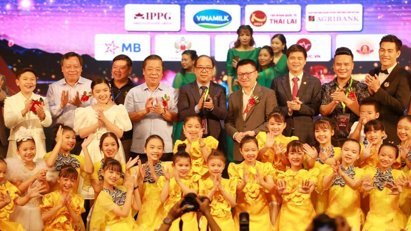 Các đại biểu chụp ảnh lưu niệm