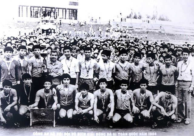 Đội bóng đá Công an Hà Nội đăng quang Giải bóng đá vô địch toàn quốc năm 1984 sau chiến thắng 2-1 trước Thể Công tại chung kết trên sân Hàng Đẫy (Ảnh tư liệu)