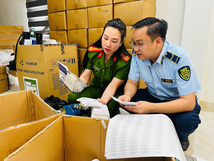 Lực lượng chức năng kiểm kê số thực phẩm chức năng, thiết bị y tế giả bị Công an Hà Nội thu giữ