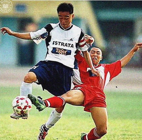 Lối chơi hào hoa được tiếp nối qua các thế hệ cầu thủ Công an Hà Nội. Trong ảnh: Tiền vệ Vũ Minh Hiếu (áo sáng) - biểu tượng của đội bóng Công an Hà Nội giai đoạn 1995-2002