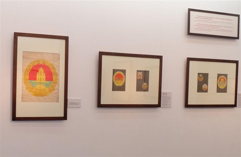 Để tạo nên bản vẽ Quốc huy Việt Nam như hiện nay, họa sĩ Bùi Trang Chước đã trăn trở và thử nhiều mẫu phác thảo khác nhau Để tạo nên bản vẽ Quốc huy Việt Nam như hiện nay, họa sĩ Bùi Trang Chước đã trăn trở và thử nhiều mẫu phác thảo khác nhau