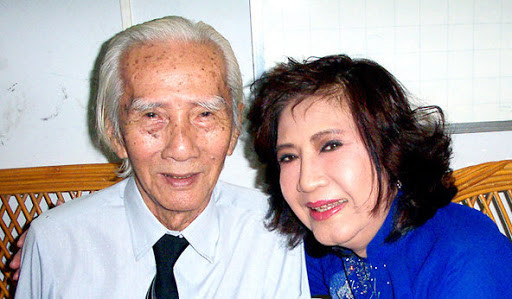 Soạn giả Viễn Châu (bên trái)