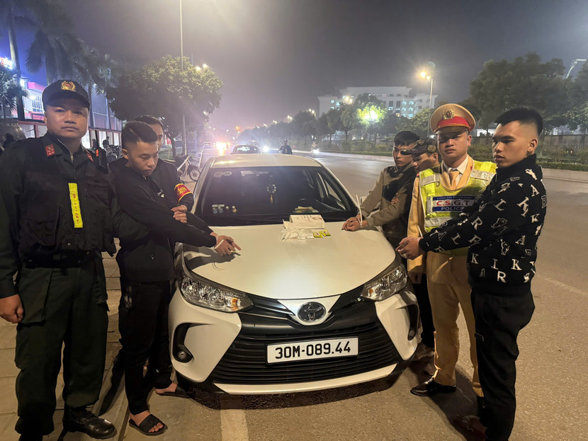 Ba nam thanh niên chở nhau trên ô tô bị tổ công tác 141 chặn giữ kiểm tra