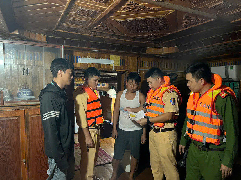 Lực lượng Công an kiểm tra nhưng các đối tượng khai thác cát đều không xuất trình được các giấy tờ có liên quan Lực lượng Công an kiểm tra nhưng các đối tượng khai thác cát đều không xuất trình được các giấy tờ có liên quan