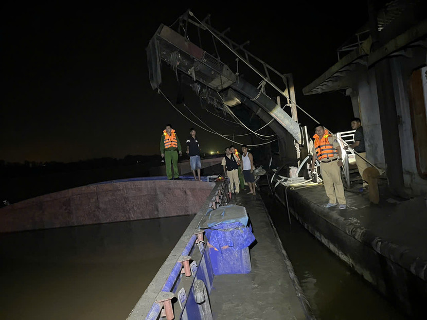 Lợi dụng đêm tối, các đối tượng mang tàu khai thác cát trái phép trên sông Hồng Lợi dụng đêm tối, các đối tượng mang tàu khai thác cát trái phép trên sông Hồng