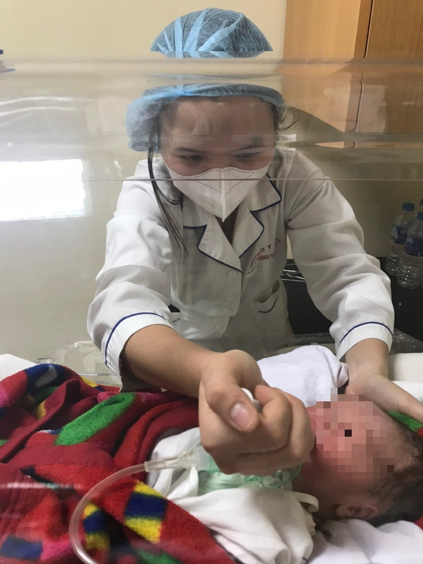 Cháu bé sơ sinh được chăm sóc điều trị sau ca mổ bắt thai từ sản phụ bị sản giật