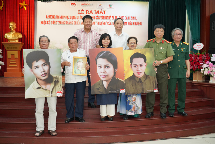 Thân nhân gia đình các liệt sĩ nhận ảnh chân dung phục dựng từ chương trình vào tháng 4-2024 Thân nhân gia đình các liệt sĩ nhận ảnh chân dung phục dựng từ chương trình vào tháng 4-2024