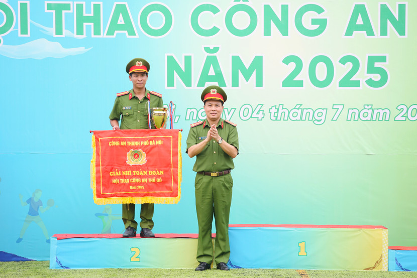 Đại tá Lê Văn Tuân - Phó Giám đốc CATP Hà Nội trao giải Nhì toàn đoàn cho Phòng Cảnh sát Phòng cháy chữa cháy và cứu nạn, cứu hộ
