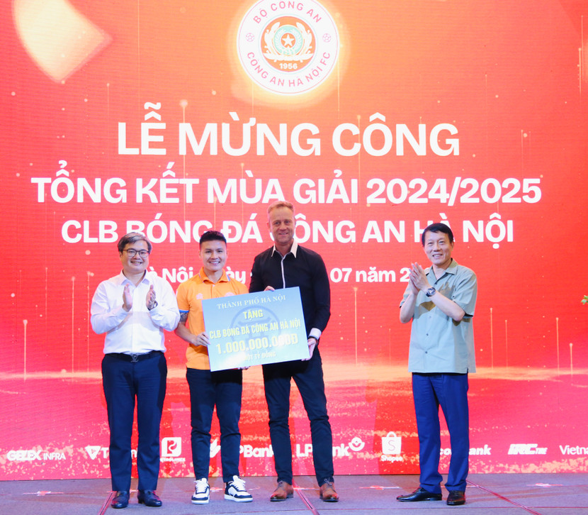 Bộ trưởng Bộ Công an Lương Tam Quang và Phó Chủ tịch UBND TP Hà Nội Trương Việt Dũng tặng thưởng CLB Công an Hà Nội