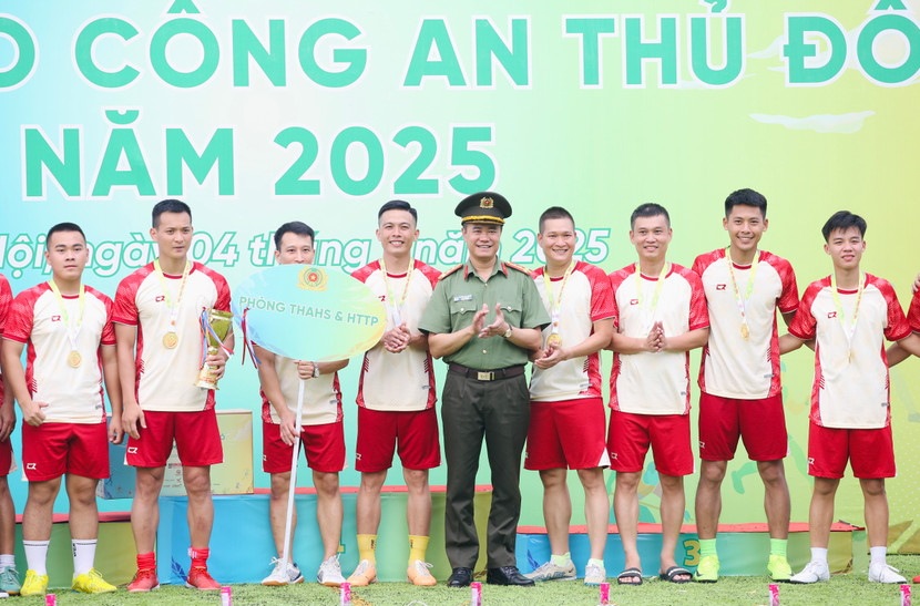 Đại tá Nguyễn Ngọc Quyền - Phó Giám đốc CATP Hà Nội, Trưởng ban tổ chức Hội thao - trao thưởng vô địch môn bóng đá cho đội bóng Phòng Cảnh sát thi hành án hình sự và hỗ trợ tư pháp