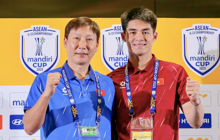 HLV Kim Sang-sik và thủ môn Trần Trung Kiên tại họp báo trước vòng bán kết