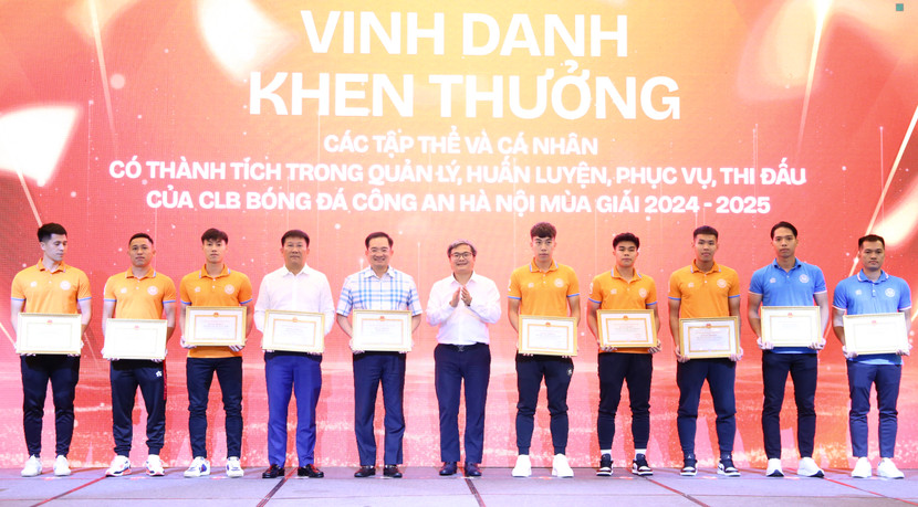 Phó Chủ tịch UBND TP Hà Nội Trương Việt Dũng tặng Bằng khen của UBND TP Hà Nội cho các tập thể, cá nhân xuất sắc
