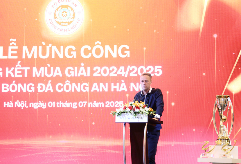 HLV Polking phát biểu