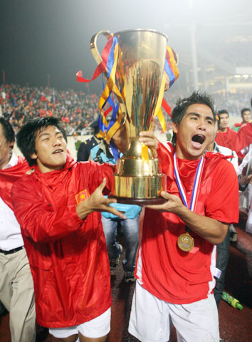 Nguyễn Việt Thắng và Nguyễn Quang Hải từng cùng nâng cúp vô địch AFF Cup 2008 trong màu áo tuyển Việt Nam