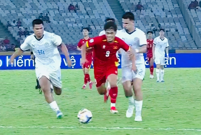 Noah Leddel (số 2, bên phải) là người kéo ngã Quốc Việt