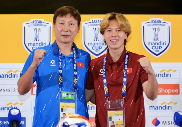 HLV Kim Sang-sik và học trò Viktor Le tự tin trước chung kết với chủ nhà Indonesia HLV Kim Sang-sik và học trò Viktor Le tự tin trước chung kết với chủ nhà Indonesia