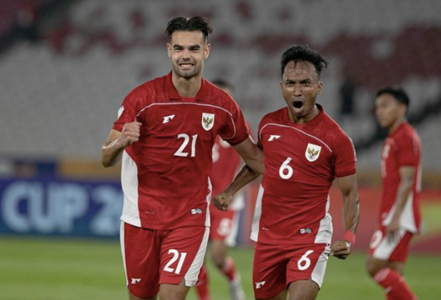 Tiền đạo nhập tịch Jens Raven (21) vắng mặt ở các buổi tập chiến thuật của Indonesia chuẩn bị cho trận chung kết với U23 Việt Nam Tiền đạo nhập tịch Jens Raven (21) vắng mặt ở các buổi tập chiến thuật của Indonesia chuẩn bị cho trận chung kết với U23 Việt Nam