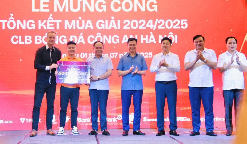 Ban Giám đốc CATP Hà Nội tặng thưởng CLB Công an Hà Nội