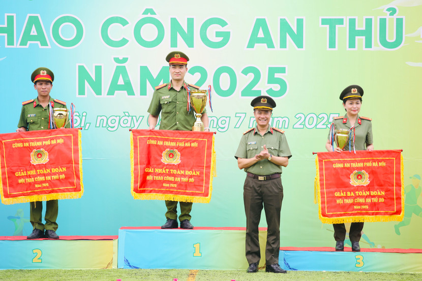 Đại tá Nguyễn Ngọc Quyền - Phó Giám đốc CATP Hà Nội, Trưởng ban tổ chức Hội thao - trao giải Nhất toàn đoàn cho Phòng Cảnh sát thi hành án hình sự và hỗ trợ tư pháp