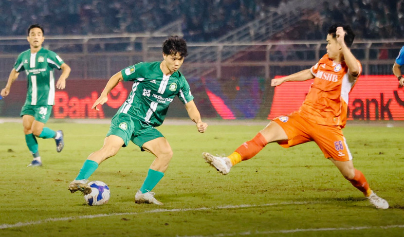 CLB Quảng Nam bỏ giải có thể khiến số suất thăng hạng V-League bị cắt giảm, ảnh hưởng trực tiếp tới cơ hội của Công Phượng cùng đồng đội