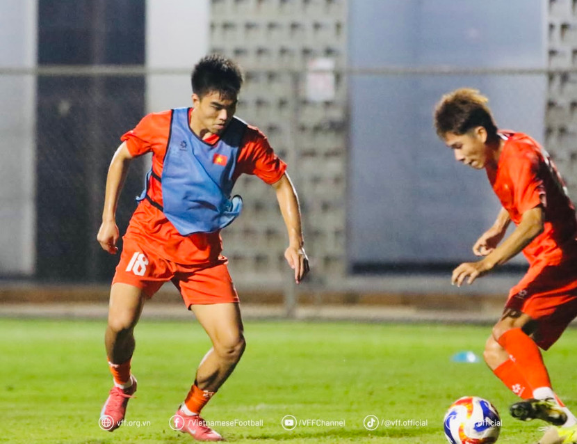 Tiền vệ 19 tuổi Nguyễn Công Phương khát khao (trái) khát khao đá chính trận gặp Campuchia tối 22-7