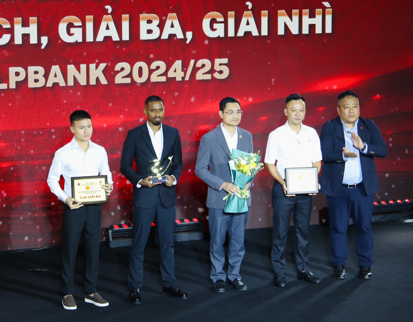 CLB Công an Hà Nội nhận loạt giải thưởng, danh hiệu tại V-League Awards 2025 CLB Công an Hà Nội nhận loạt giải thưởng, danh hiệu tại V-League Awards 2025