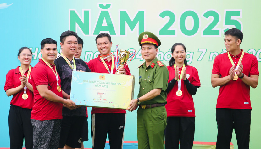 Đại tá Lê Văn Tuân - Phó Giám đốc CATP Hà Nội - trao thưởng vô địch môn kéo co cho Phòng Cảnh sát Phòng cháy chữa cháy và cứu nạn, cứu hộ