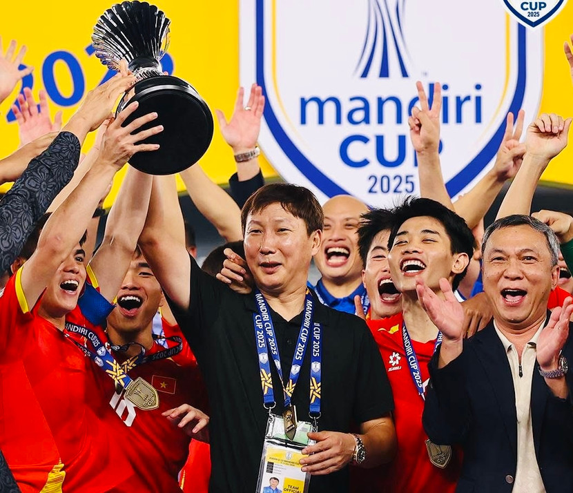 HLV Kim Sang-sik hạnh phúc cùng học trò nâng cao cúp vô địch U23 Đông Nam Á 2025 HLV Kim Sang-sik hạnh phúc cùng học trò nâng cao cúp vô địch U23 Đông Nam Á 2025