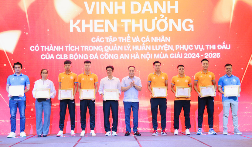 Giám đốc CATP Hà Nội Nguyễn Thanh Tùng tặng Giấy khen cho các tập thể, cá nhân xuất sắc