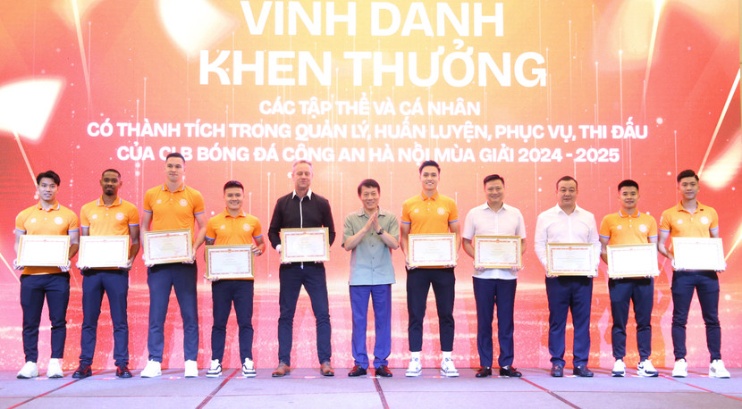 Bộ trưởng Bộ Công an Lương Tam Quang tặng Bằng khen của Bộ Công an cho các tập thể, cá nhân xuất sắc