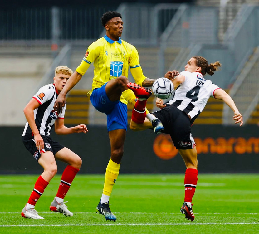 Kyle Hudlin nổi bật với chiều cao 2m06