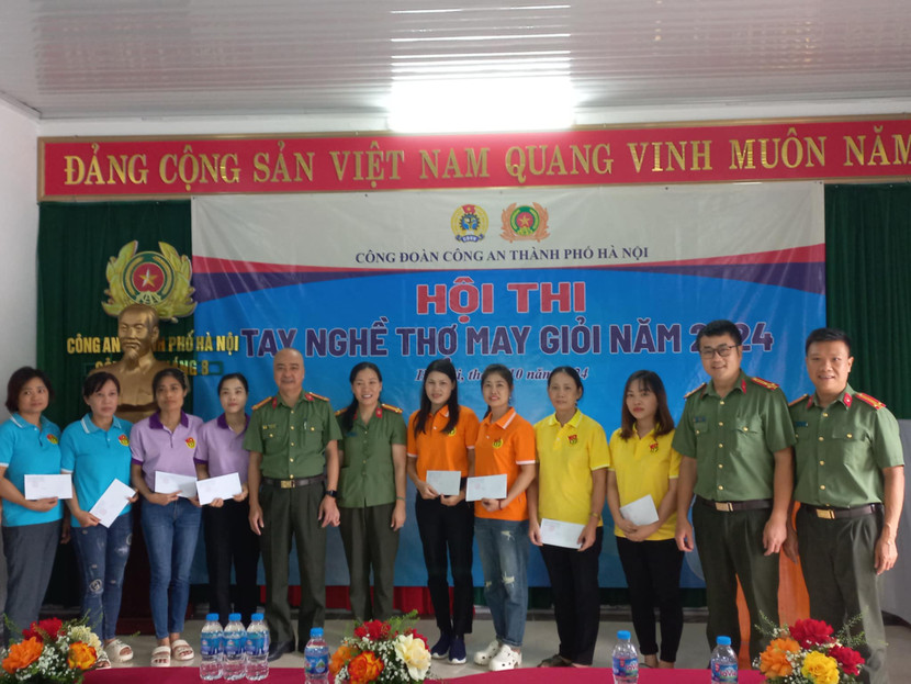 Các đại biểu và các đội thi chụp ảnh lưu niệm Các đại biểu và các đội thi chụp ảnh lưu niệm