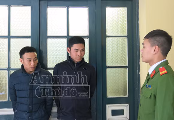 Lợi dụng khách đang chúc Tết, trộm ở ngoài “nhảy” gương xe ảnh 2