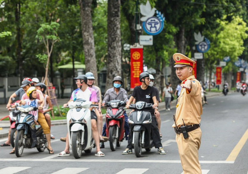 CATP Hà Nội phân luồng giao thông, thắt chặt kiểm soát an ninh trước giờ Tổng hợp luyện (Ảnh: Lam Thanh)
