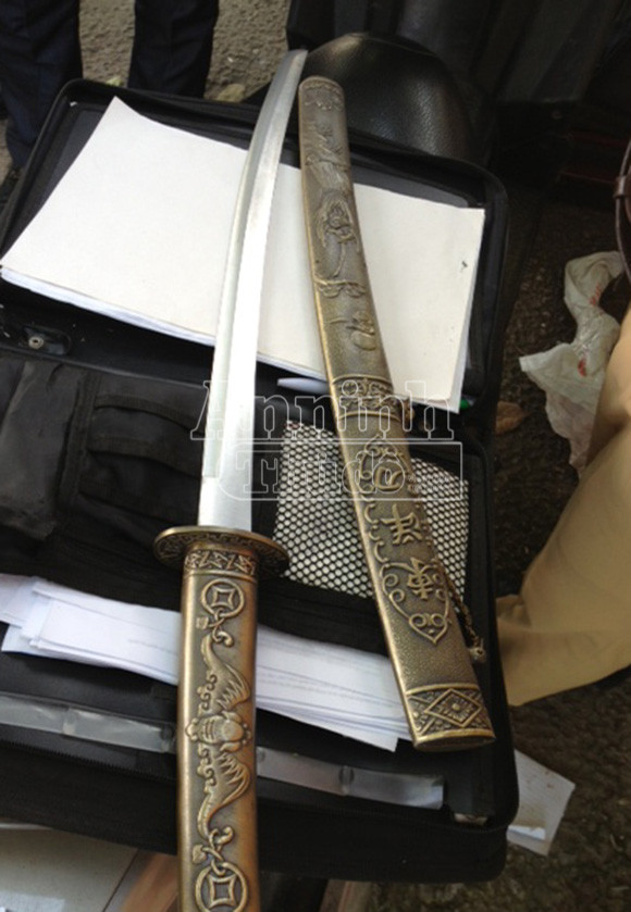 Thanh niên "cứng" vác kiếm chạy thục mạng khi gặp 141 ảnh 2 Thanh niên "cứng" vác kiếm chạy thục mạng khi gặp 141 ảnh 2