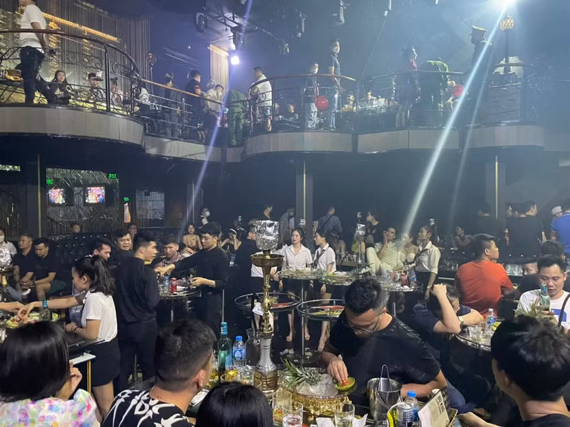 Thời điểm kiểm tra, nhiều nam nữ thanh niên đang "bay lắc" trong tiếng nhạc chát chúa