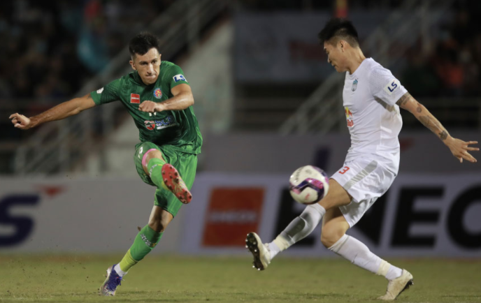 CLB Sài Gòn (trái) muốn đưa AFC Cup 2021 về sân Thống Nhất