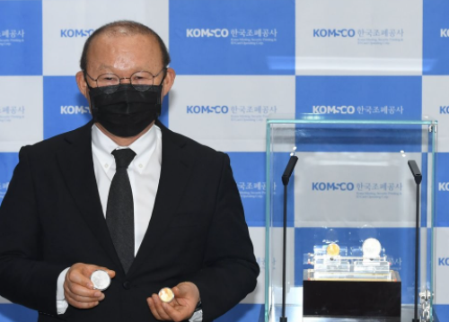 HLV Park Hang-seo tươi cười khoe kỷ niệm chương tại lễ ra mắt ngày 1-2 HLV Park Hang-seo tươi cười khoe kỷ niệm chương tại lễ ra mắt ngày 1-2