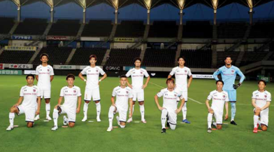 Cầu thủ trong cùng 1 đội có thể phải giữ khoảng cách khi chụp ảnh lưu niệm trước trận.